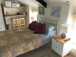 Large guest room in stylish Georgian town house - Image 5