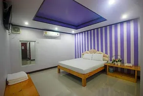 Au Hotel - Image 2