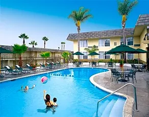 Comfort Inn & Suites - Image 3