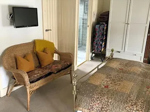 Large guest room in stylish Georgian town house - Image 2