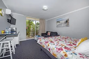 MANDURAH POOLSIDE RESORT - Image 4