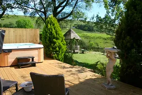 Barn Cottage - Farm Park Stay With Hot Tub - Image 4