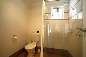 Emerald Explorers Inn - Image 5