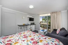 MANDURAH POOLSIDE RESORT - Image 3