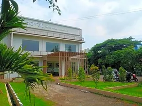 OYO 90102 Edotel Hotel By Dbest Hospitality - Image 5