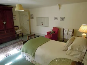 Hound House Bed & Breakfast - Image 2