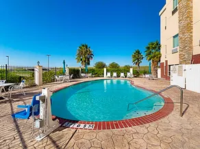 La Quinta by Wyndham Mathis - Image 5