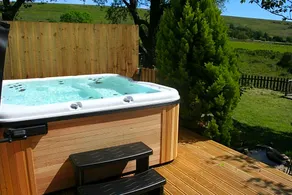 Barn Cottage - Farm Park Stay With Hot Tub - Image 2