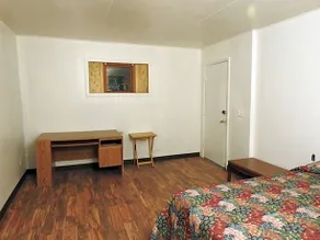 Lawrenceburg Motel - Image 3
