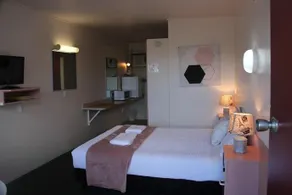 Caloundra Suncourt Motel - Image 2