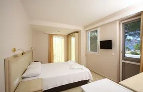 Catamaran Hotel - Image 2