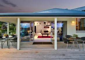 Luxury Waterfront Private Residence - Stunning City & Harbour Bridge View - Image 5