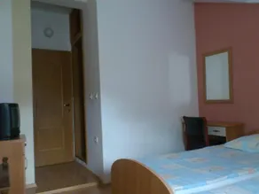 Ivanoski Studios And Guest Rooms - Image 3