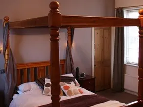 The Spotted Cow - Restaurant with rooms - Image 3
