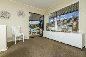 Stylish House In Browns Bay - Image 3