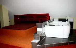 Corner Hotel - Image 5