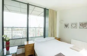 Beautiful Apartment In Docklands - Image 3