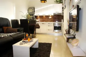 De Luxe Apartment - Image 2