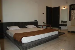 Hotel Season 4 - Image 3