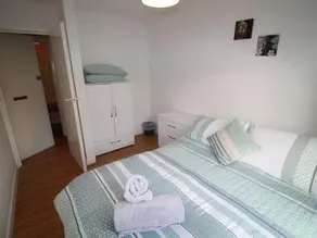 Cosy Central Apartment with Parking - Image 2