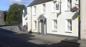 Castle Square Apartments Beaumaris - Image 3