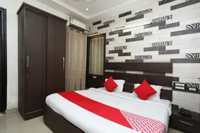 Hotel Galaxy by OYO Rooms - Image 1