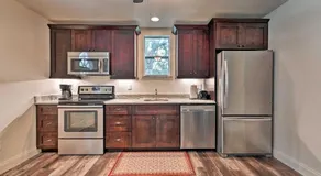 Modern Bungalow w/ Gas Bbq, Short Walk to Downtown - Image 3