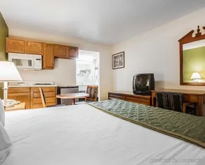 Super 8 Claremont East Hickory - Image 4