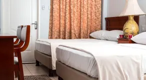 Status International Hotel - Image 3