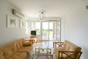 Lakeside Apartment - Image 4