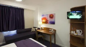 Premier Inn Manchester Airport Runger Lane South - Image 5
