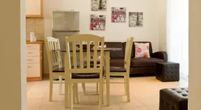 Villa Renata -Pool, Large Garden & Free Parking, 2 Minutes Walk from The Beach - Image 5