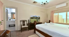 King Retreat Estate - you can honestly walk to Bimbadgen and Hope Estate concerts - Image 4