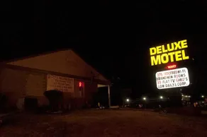 Deluxe Motel - Image 2