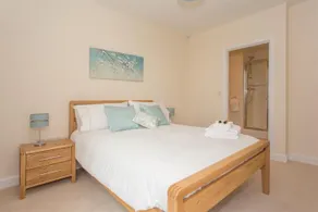 1 bedroom luxury apartment in Basingstoke - Image 5
