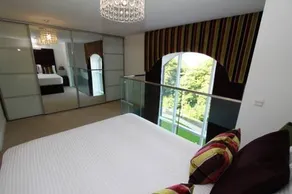 Award Winning Beautiful Quayside Kenilworth House - Image 3