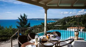 Villa avec jardin, terrasse et piscine privée | Vue ville - Image 4