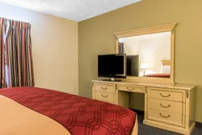 Econo Lodge Inn & Suites - Image 5