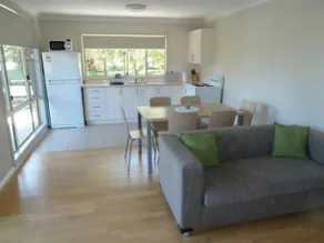Emerald Apartment - Image 2