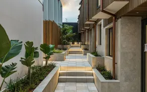 Luxury 3 bedrooms townhouse city fringe - Image 4