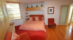 Celebrity Streamline Modern Three-bedroom House - Image 4