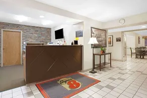 Super 8 by Wyndham Cranbrook - Image 3