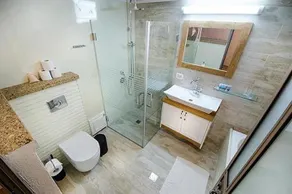 Floating Dream Holiday Home - Image 4