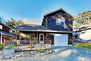 Spacious home with full kitchen deck & grill - walk to beach & state park - Image 1