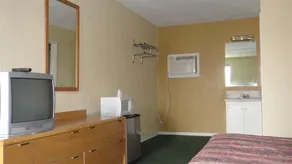 Holiday Motel - Image 4
