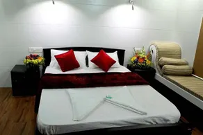 Benbow Houseboat - Image 2