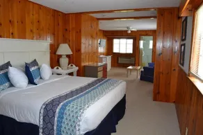 Buzz's Lakeside Inn - Image 3