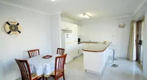Spacious unit with views of Pumicestone - Wattle Ave Bongaree - Image 4