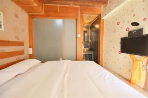 BROKEN JADE GUESTHOUSE - Image 2