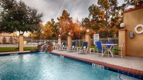 Best Western Plus Sam Houston Inn & Suites - Image 2